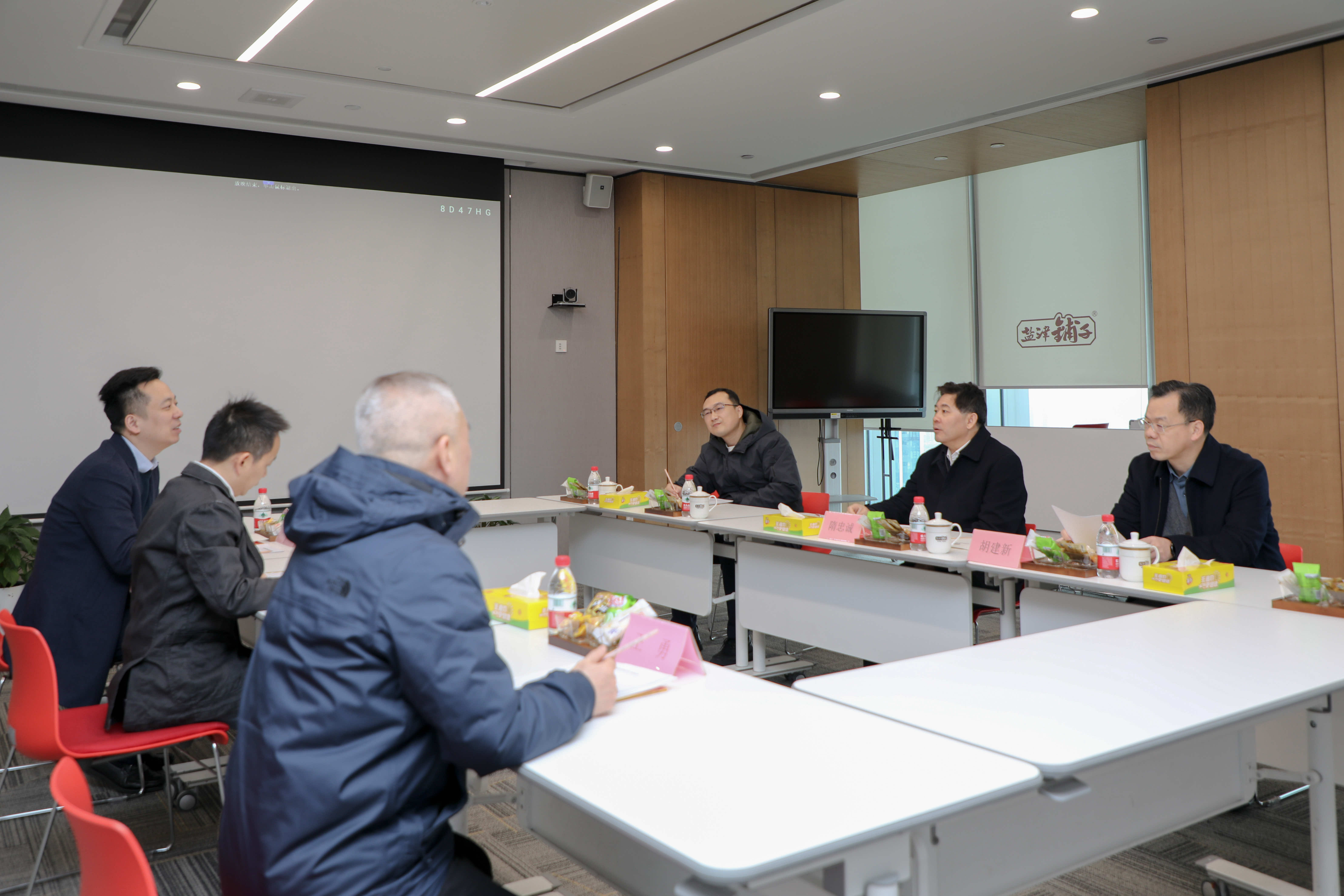 省委統(tǒng)戰(zhàn)部部長隋忠誠一行到鹽津鋪子開展春節(jié)走訪慰問